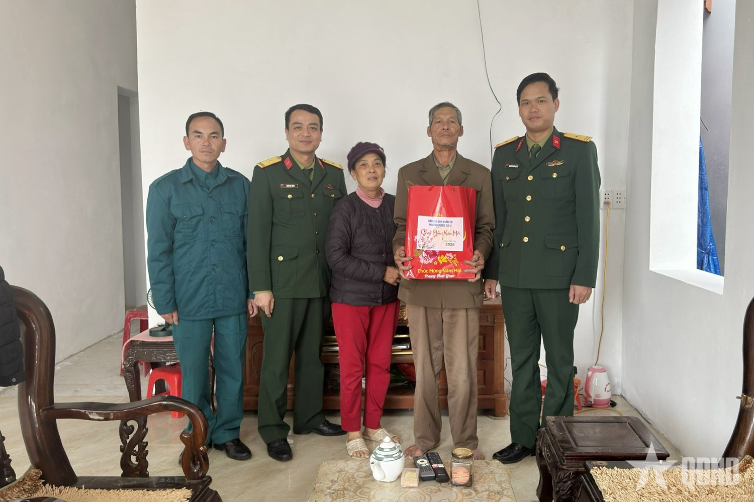 Ban CHQS phường Móng Cái 3 thăm, tặng quà gia đình chính sách